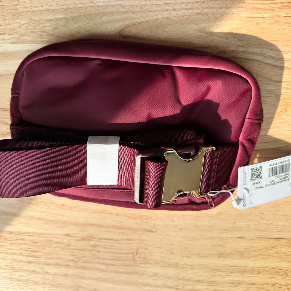 Lululemon Everywhere Belt Bag NWT - Picture 2 of 3